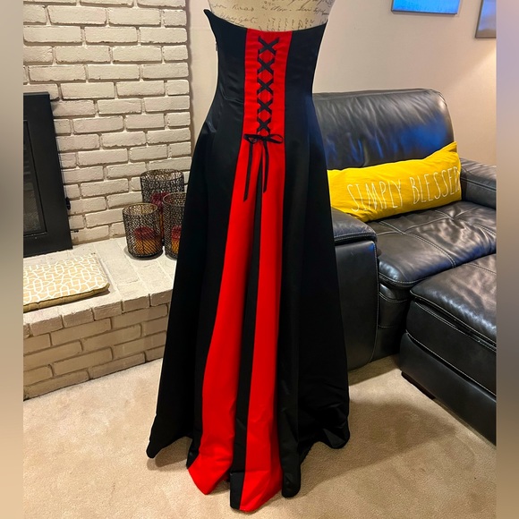 Stunning black Scott McClintock formal dress with red corset back. NWOT. - Picture 1 of 9